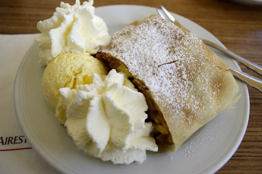Weiner Apfelstrudel