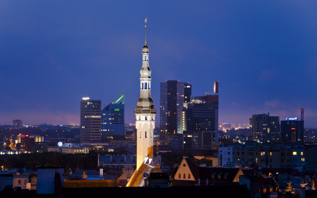 Contraste das partes modernas e medievais de Tallin