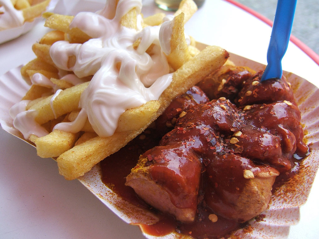 Currywurst com batata frita
