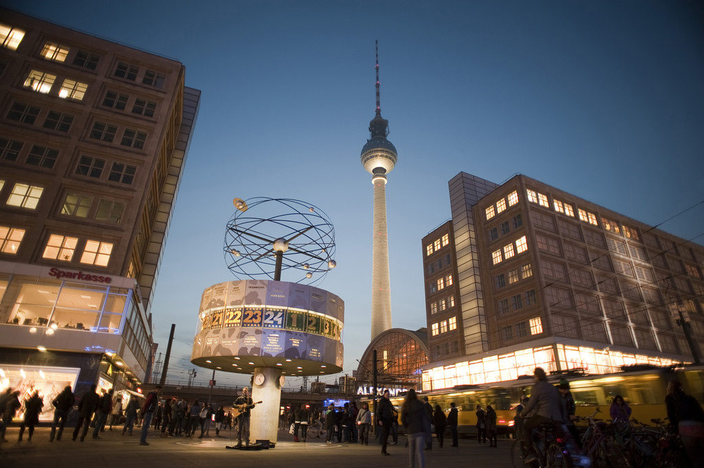 Alexanderplatz, com o Relógio Mundial a frente e a Torre de Televisão de Berlim ao fundo