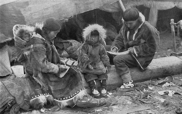 Os Inuits de Point Barrow, no local mais ao norte do Alasca, acreditava que a aurora era maligna e carregavam facas para se protegerem dela.