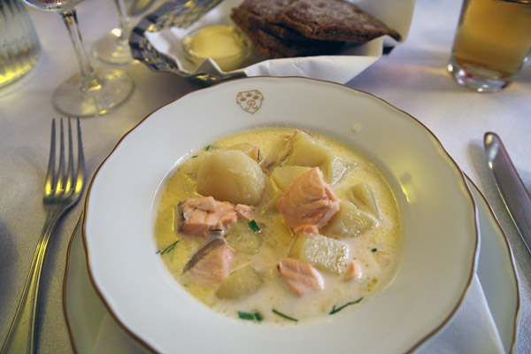 Lohikeitto, sopa de salmão com batatas, cenoura, cebola e creme ou leite integral