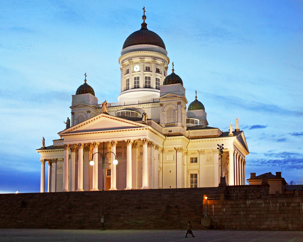Catedral de Helsinque em noite branca (dias em que as noites não escurecem)