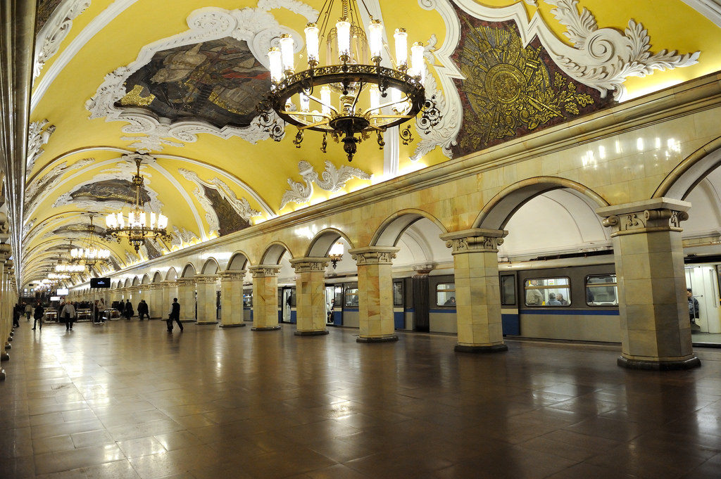 Estação Komsomolskaya, o teto dessa estação poderia pertencer a um salão de qualquer palácio