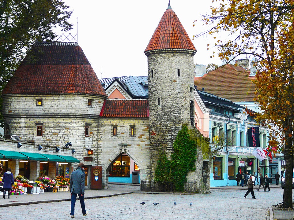 Tallin não abandona o charme de seu passado, mas também não abre mão de ser uma cidade moderna com wi-fi em todo o seu território