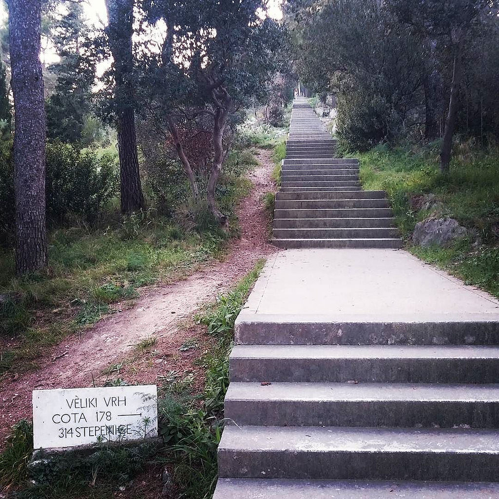 Trecho no meio da escadaria Marjan