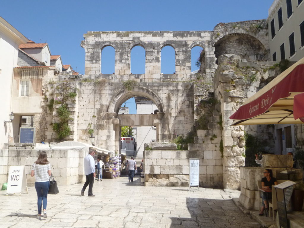 Portão de Prata, um dos quatro portões do palácio