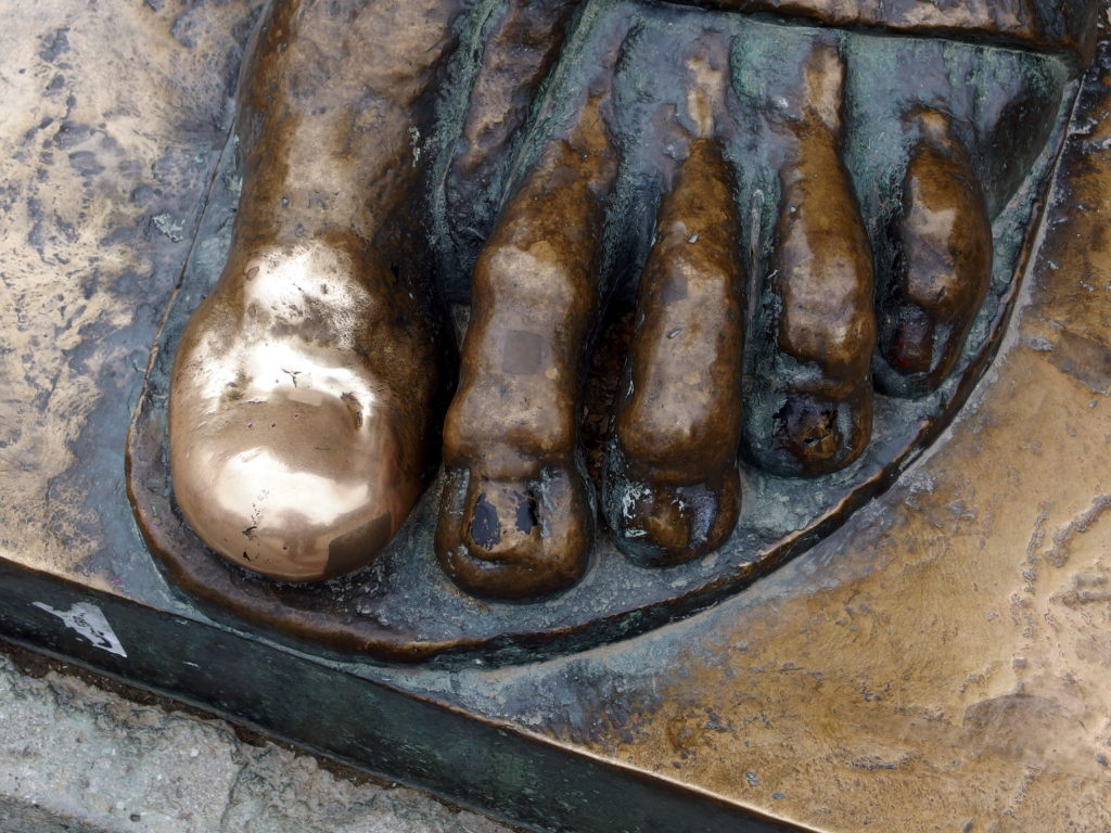 Detalhe do pé da estátua de Grgur Ninski